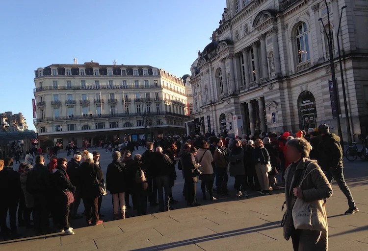 Une file d'attente est en train de se former devant le Grand théâtre de la place du Ralliement.